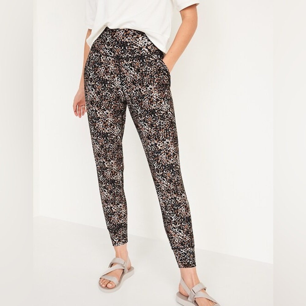 Old Navy Women's Active High Waisted PowerSoft 7/8 Leopard Printed Joggers